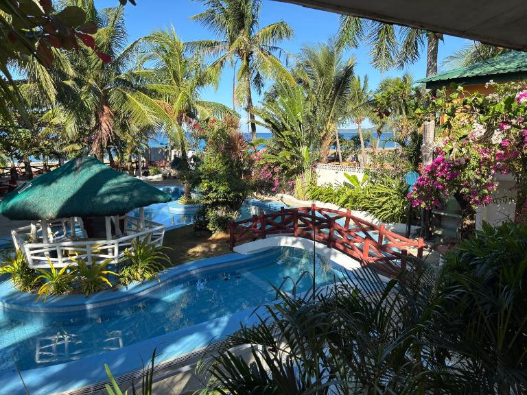 Hollywood Beachfront Bed & Breakfast - B&B Mamburao
