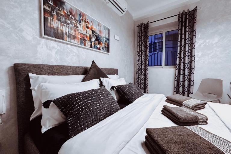 Sereno - Luxury Apartment with Hot Tub - Walk to St Julian's and Paceville - Ferienwohnung Swieqi