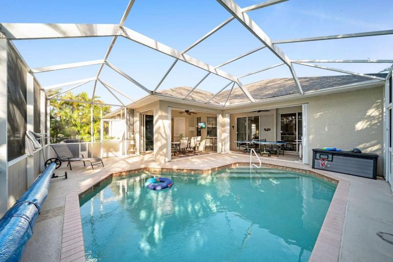 Private 4BR Pool Home Near Sun Splash Sleeps 8 - Bed and Breakfast Cape Coral