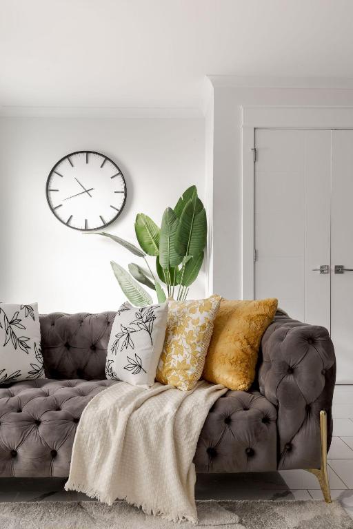 Family friendly Lux house Near University Train Hospital - B&B Edmonton