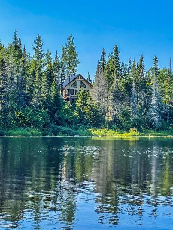 Chalet cozy en bord de lac - B&B Saguenay