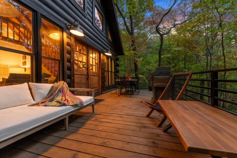 Modern Log Cabin - Hot Tub, Fire Pit, Spa-like bathroom in secluded nature haven - B&B Blue Ridge