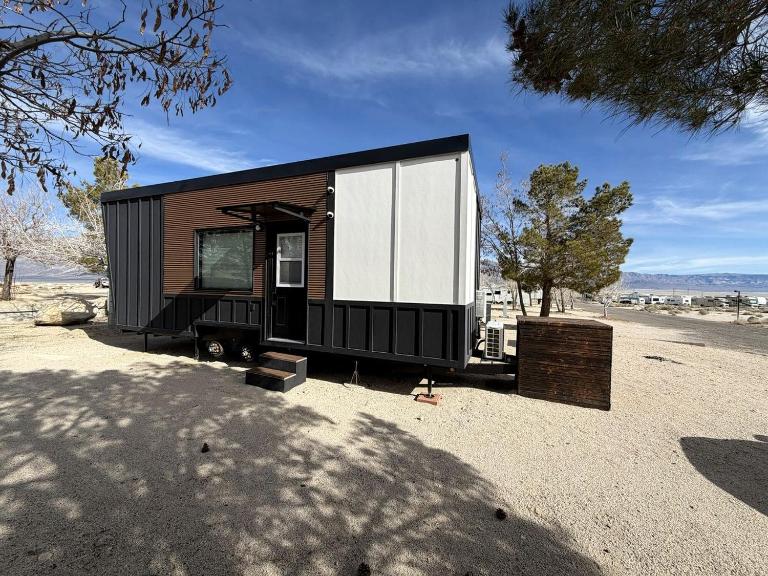 Stylish Modern Tiny House on Wheels with Stunning Mountain Views Near Lone Pine, California - B&B Lone Pine