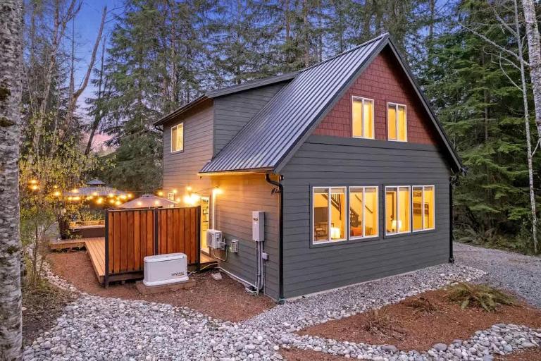 Serene Luxury Cabin with Private Hot Tub Near Mount Rainier National Park, Ashford, Washington - B&B Ashford