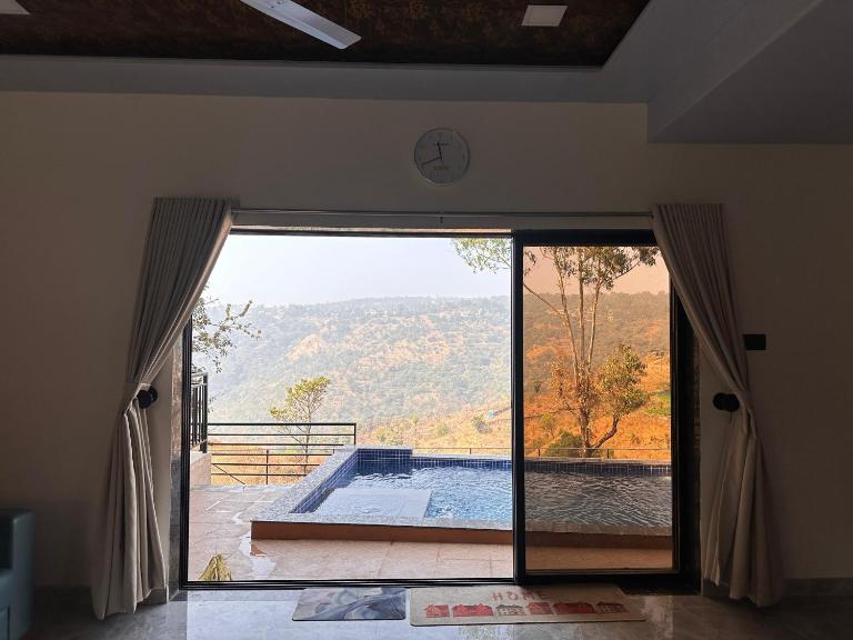 Lifeline Villas - Valley Mirage Luxurious Infinity Pool Villa Overlooking Valley - B&B Pānchgani