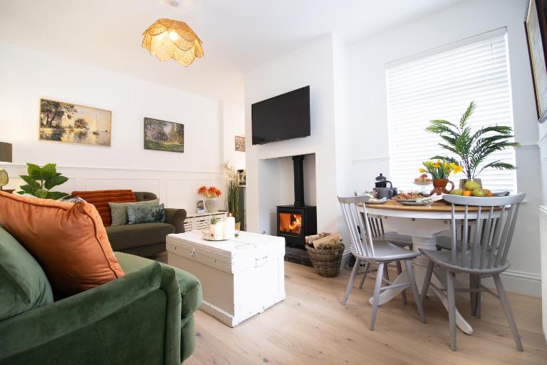 Central Stamford Townhouse With Parking - B&B Stamford