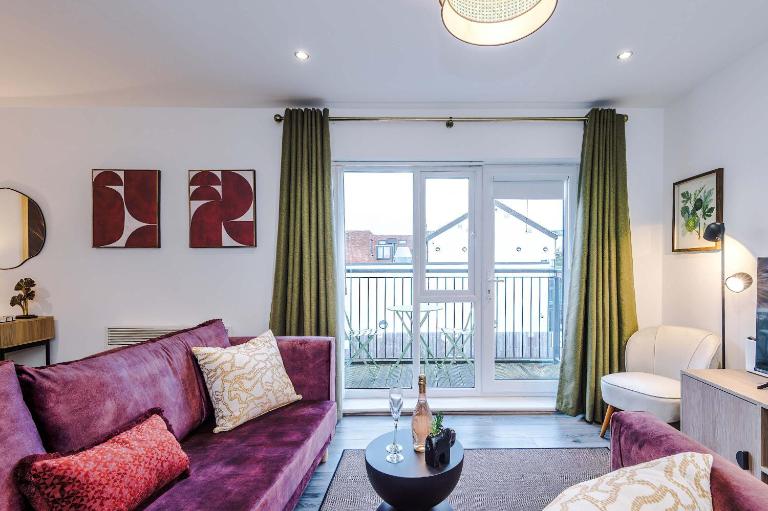 Centrally Located Formby Flat by 53 Degrees Property, Perfect for Work & Leisure - B&B Formby