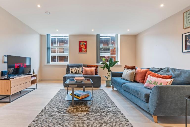 Modern Apartment - Contractors Welcome - Fast WiFi - Sleeps 6 - B&B Leeds