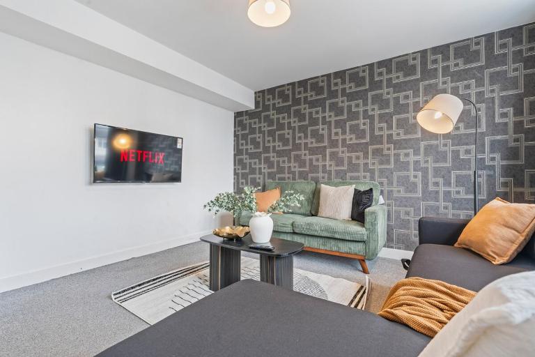 #128 Large Coleshill House - Sleeps 9 Close to NEC and Birmingham Airport - Free Parking - B&B Coleshill