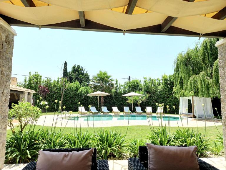 Villa Black White Dassia - B&B Dassia