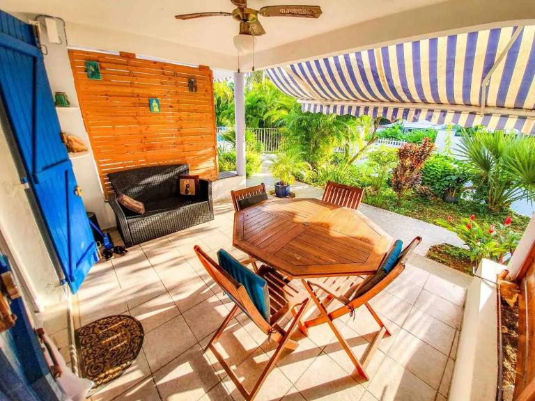 Appartement lumineux avec terrasse et piscine au Gosier - B&B Le Gosier