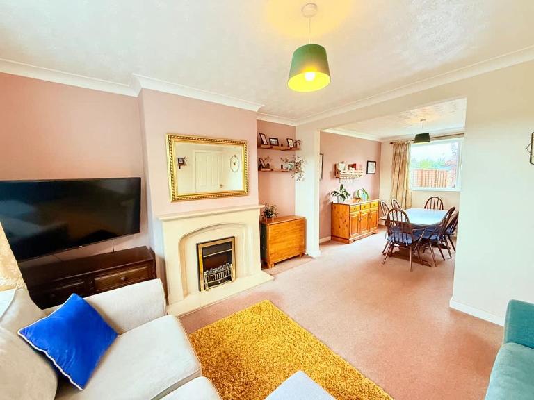 A Comfortable and Spacious House with Private Drive - B&B Bristol