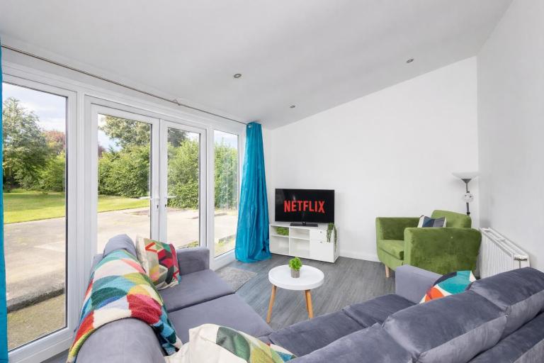 Temple by Alt-Stay Contractor Accommodation - 4 Bed Contractor Home With Parking, Wi-Fi & Full Kitchen - Ideal For Long stays - Bed and Breakfast Leeds