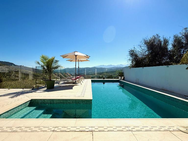 Finca Moderna Luxurious Family Getaway in Tolox by Solrentspain - B&B Tolox