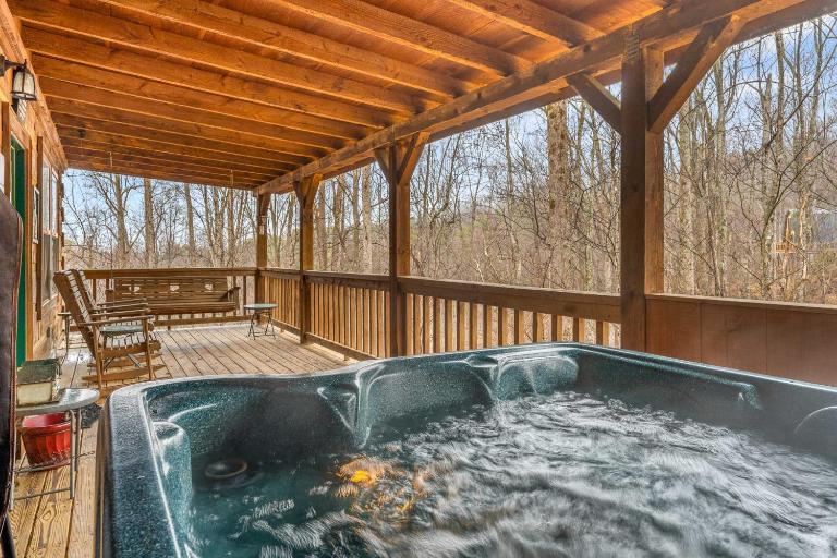 Cabin for 6 w Hot Tub & Game Room - B&B Gatlinburg