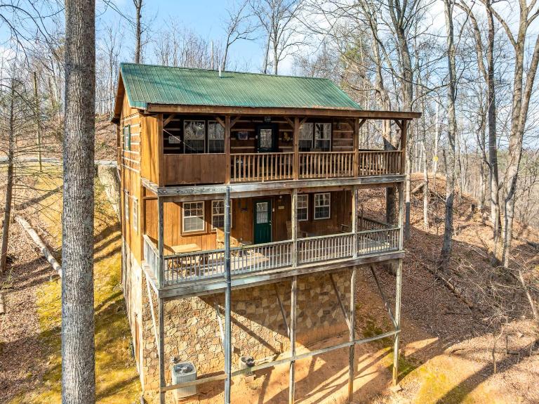 Cabin for 6 w Hot Tub & Game Room - B&B Gatlinburg