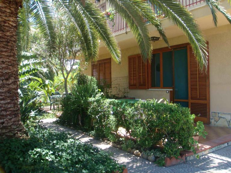 Sea View Garden Beach Home - B&B Cefalù