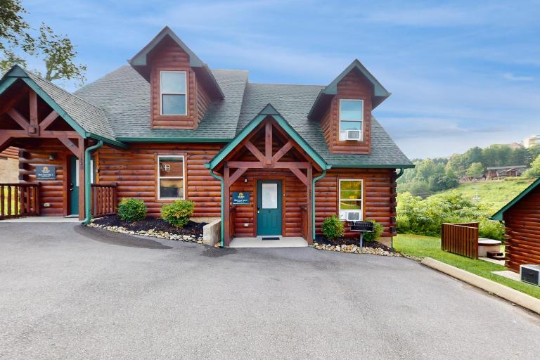Charming Mtn Retreat Sleeps 8 Hot Tub Grill - Ferienwohnung Pigeon Forge