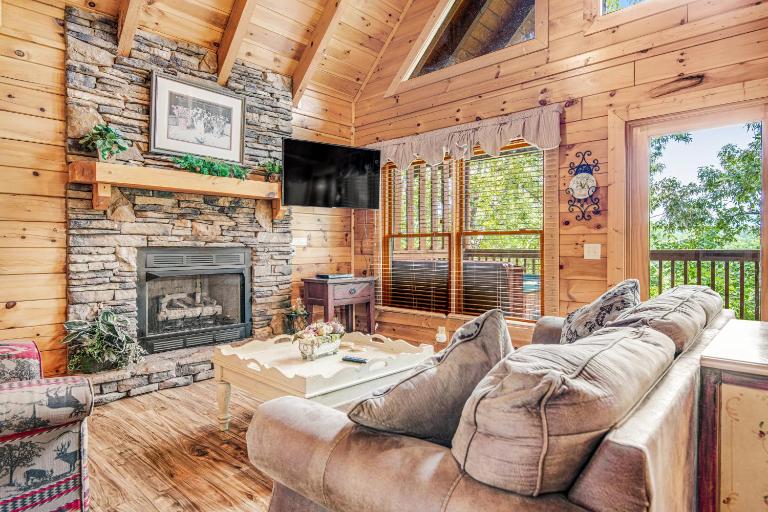 Cozy Log Cabin Sleeps 6 Hot Tub Resort Pool Views - Chambres d'hôtes Pigeon Forge