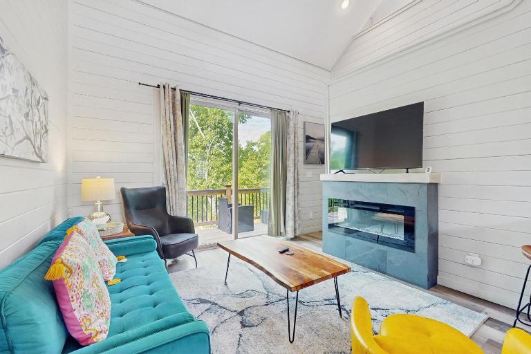 Relaxing Cabin W Mtn View Sleeps 6 Deck Jacuzzi - B&B Sevierville
