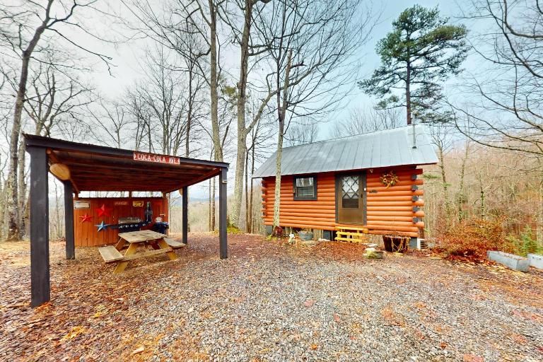 Secluded Dog Friendly Cabin Sleeps 4 Mtn View Tub - B&B Sevierville