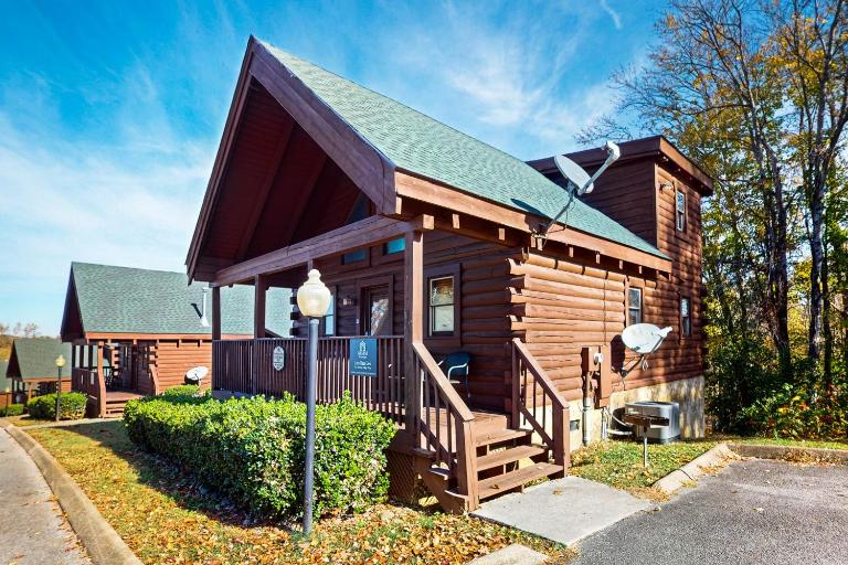 Adorable log cabin with front-back deck and hot tub - Ferienwohnung Pigeon Forge