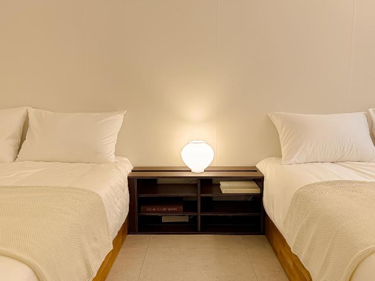 5 min to station, Direct Bus Access, 3BR, 4Beds, 2Beths, Entire 1st Floor House with Private Yard, Free Luggage Storage - B&B Seoul