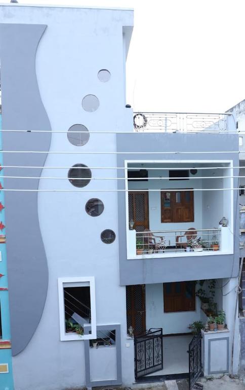 Nadiya Kinare - B&B Maheshwar