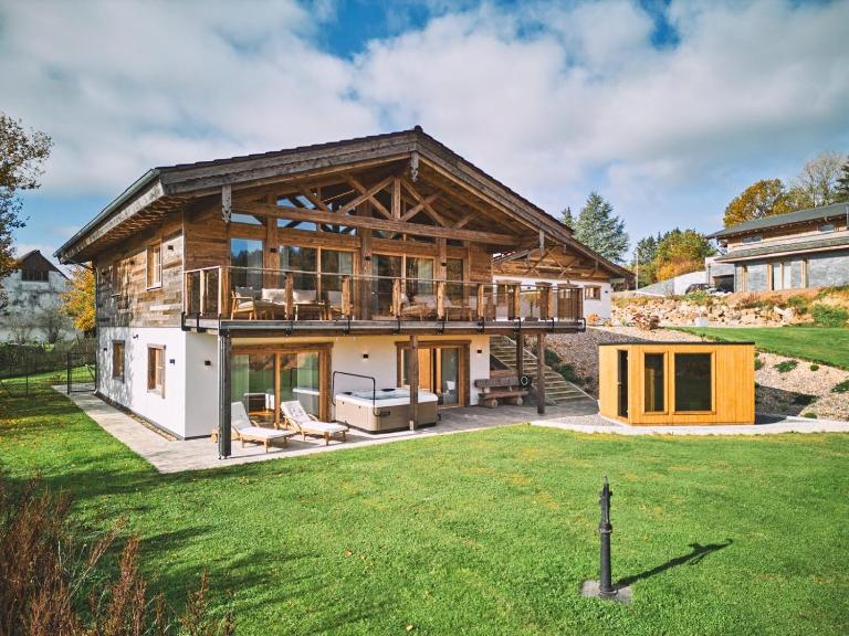 Maja Chalets - Altholzchalet in der Eifel mit Whirlpool und Sauna - B&B Seiwerath