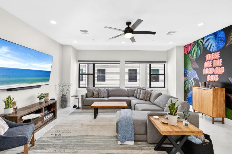 Sunny 4BR Sarasota Retreat With Hot Tub & Rooftop - B&B Sarasota