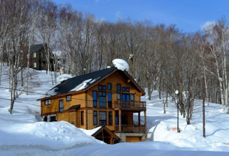 Luxury Ski Chalet Solitude 350m to Hanazono Gondola Parking - B&B Kutchan