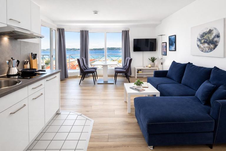 Meerblick-Apartment für bis zu 3 Gäste - Küche & Balkon - B&B Laboe