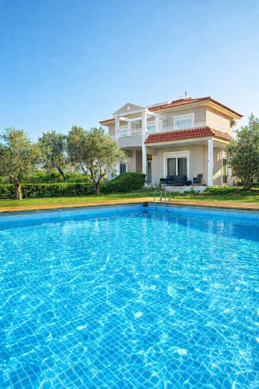 Villa Photerra, A Luxury familly Villa with pool - Bed and Breakfast Koskinoù