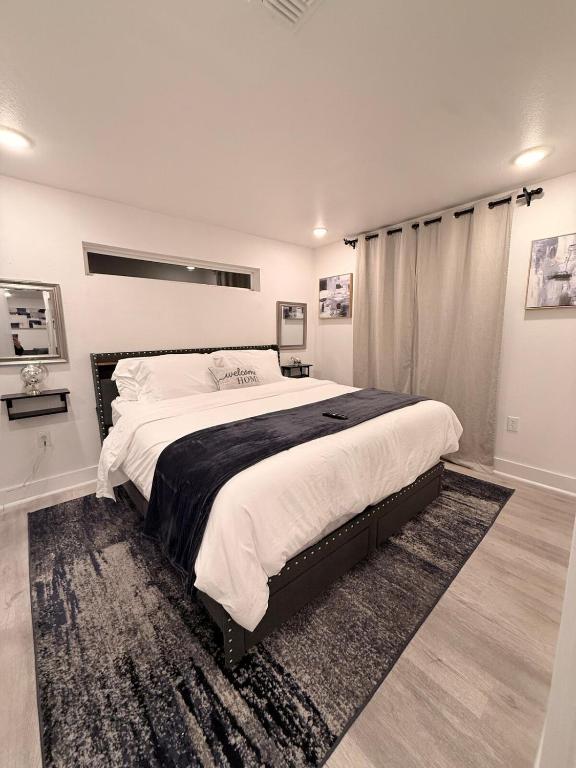 Luxury Modern King Bed 70 TV Downtown Dallas - B&B Dallas