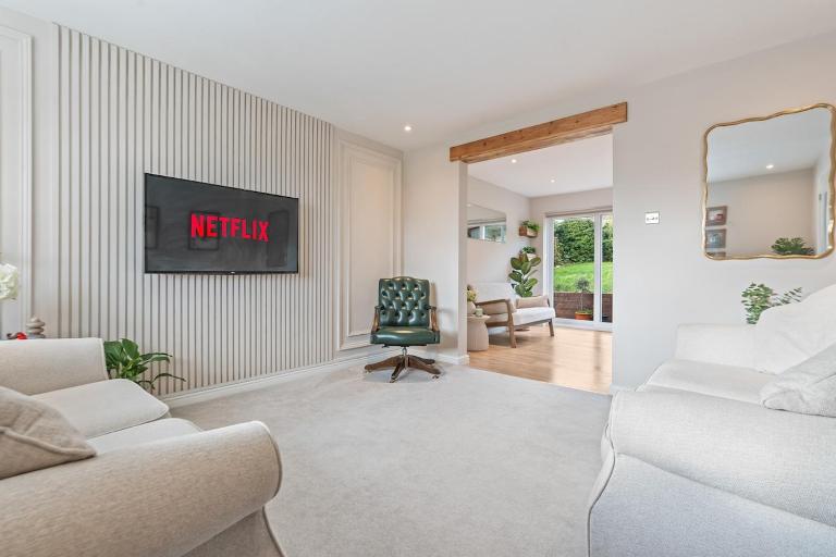 #107 - Peaceful and Perfect Rugby Home- 10 mins to Rugby Visitor Centre - Sleeps 5 - "Perfect for contractors and families - free parking" - Chambres d'hôtes Cosford