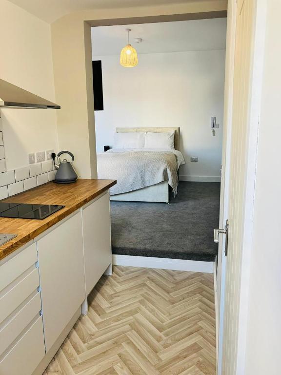 #106a Modern Rugby Studio - Sleep up to 2 - 5 mins to Rugby School - "Perfect for Contractors and Couples - Free street parking" - Chambres d'hôtes Rugby
