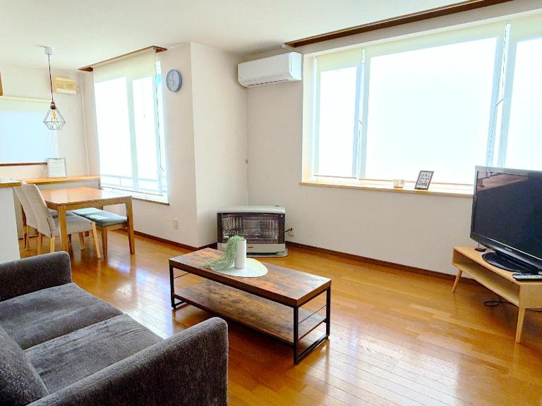 Olive retreat Sapporo 札幌市南区 一軒家の1フロア貸切 5名まで 2ベッドルーム 無料駐車場 登山 スキー場への好アクセス - B&B Sapporo