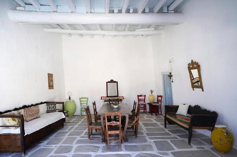The Castle House, a Living Museum - B&B Ios Chora