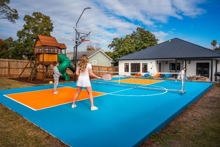 Pickleball - Mini-Golf - Fire Pit - Playground - B&B Panama City Beach