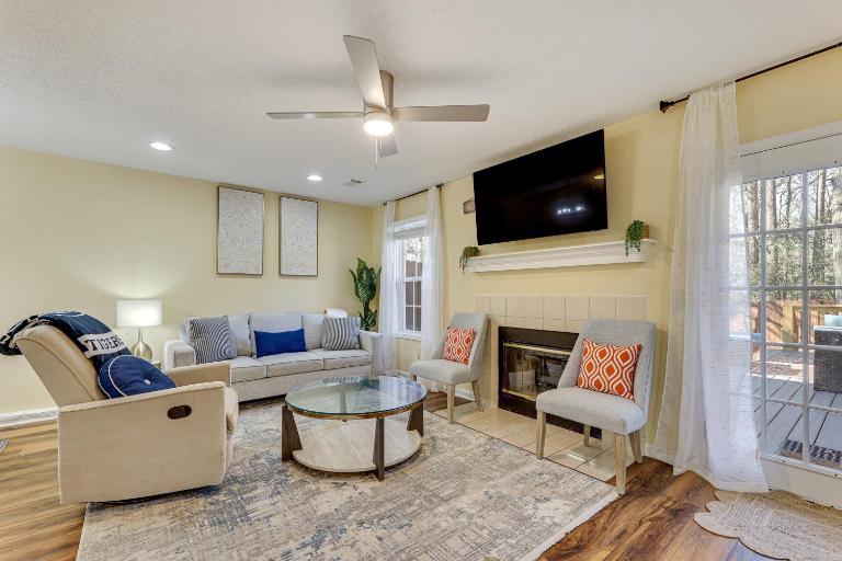 Great for Families! Quiet Auburn Getaway w/ Deck - Bed and Breakfast Auburn