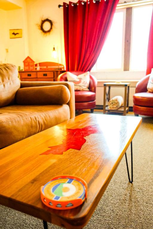Downtown Red Room at Villages on Aurora - Chambres d'hôtes Ironwood