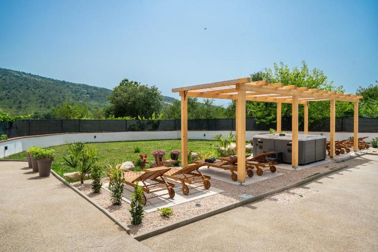 Holiday house with heated pool - Bed and Breakfast Neorić