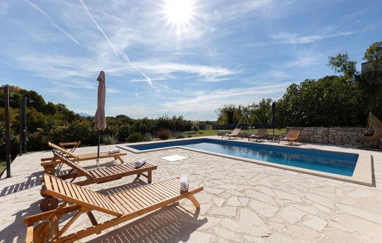 Old Oak Villa-house with Private Pool, Authentic Tavern & BBQ - Chambres d'hôtes Hrvace
