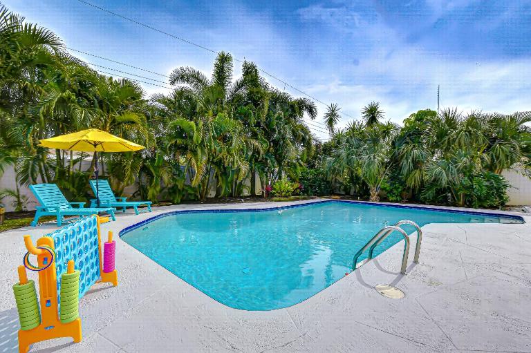 Luxe Heated Pool Oasis, 5 Min to Gulf Beaches, Movie Room - B&B Seminole