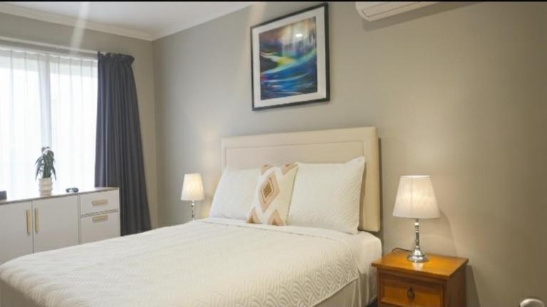 Stylish Tawa Retreat - B&B Wellington