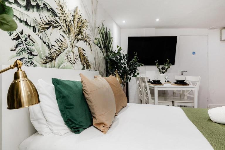 WINDOWLESS & Lower ground Studio Regents St. - B&B London