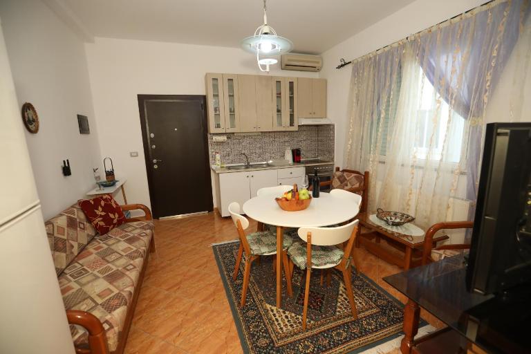 Cozy Central Fier Apartment with Free Parking & AC - B&B Fier