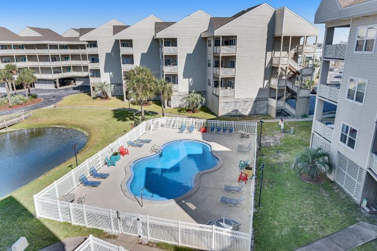 Condo with partial bay view onsite fishing dock beach access & shared pool - B&B Pensacola Beach