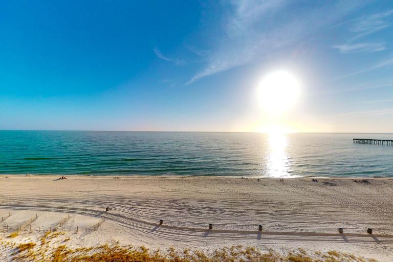 Lovely beachfront condo with Gulf views pool & gym - steps to Pier Park - Bed and Breakfast Panama City Beach