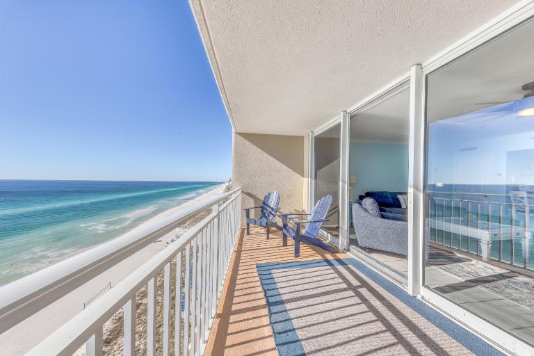 Light-filled beachfront condo with shared pool hot tub & beach access - Chambres d'hôtes Panama City Beach